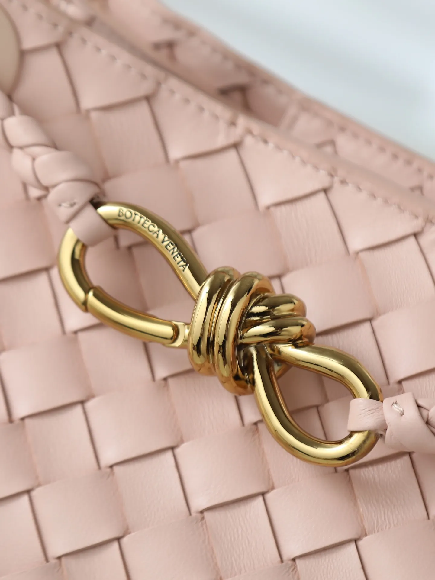 1300. Andiamo is shipping‼ ️Really popular🔥The new Andiamo woven handbag launched by Bottega Veneta this season is really popular all over the world! ! Celebrities at home and abroad have worn it, and Oscar-winning actress Michelle Yeoh has taken it out on the street. Song Jia, Trai Yala, Yu Feihong, Sanji Ayaka, Rosie Hunting-Whiteley, Yoshioka Riho, etc. have all worn this bag. It is classic and versatile and shows off your temperament, and the bag capacity is also large, which is very convenient for daily commuting! ! A variety of carrying methods, the shoulder straps can be adjusted by yourself, the original lambskin feels soft and delicate, and the unisex style breaks the gender boundaries and brings a more practical and long-lasting use experience. Andiamo, which has both elegant and casual styles, perfectly interprets the true appearance of "fashionable old money style". Style number: 766014 Size: 25*22*10.5cm